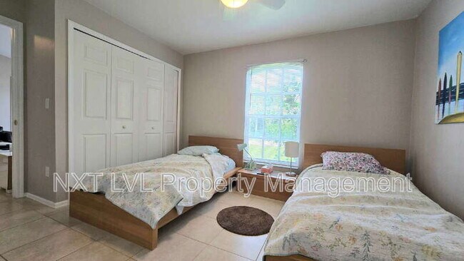 Building Photo - 4022 SW 12th Pl