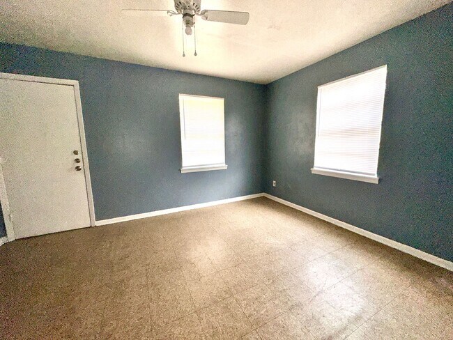 Building Photo - 611 McArthur Dr