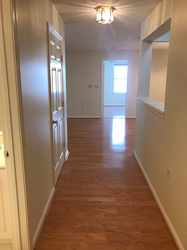 Building Photo - 10018 Vanderbilt Cir