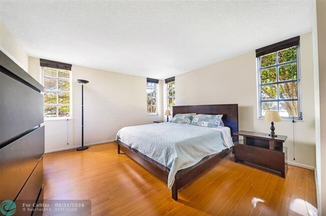 Building Photo - 3507 Oaks Way