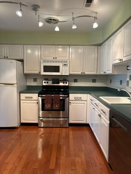 Building Photo - 637 Muhlenberg Dr