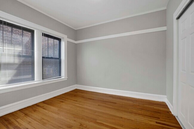 Building Photo - 1239 W Greenleaf Ave