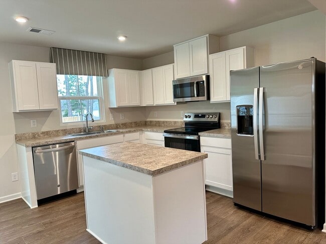 Building Photo - New Canterbury Townhouse