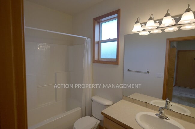Building Photo - 2 bed 2 bath, in Sequim