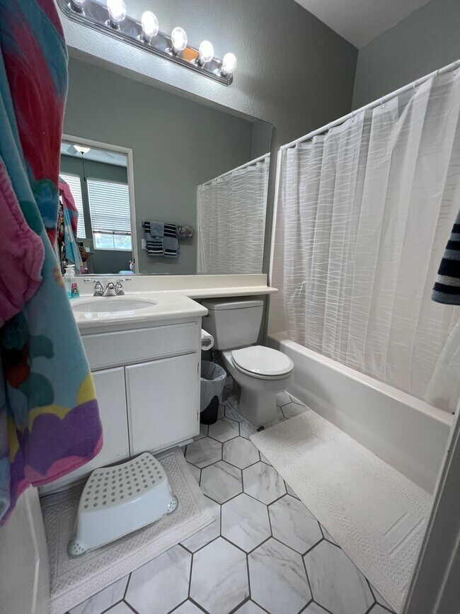 Building Photo - Gorgeous Townhome near Downtown Ventura & Beaches