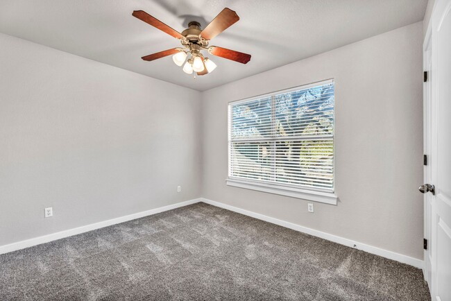 Building Photo - Gorgeous 3 bed 2 Bath detached condo in tr...