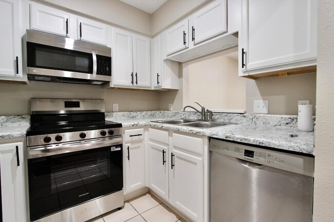 Building Photo - 200 White St