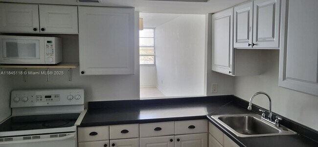 Building Photo - 1301 NE Miami Gardens Dr