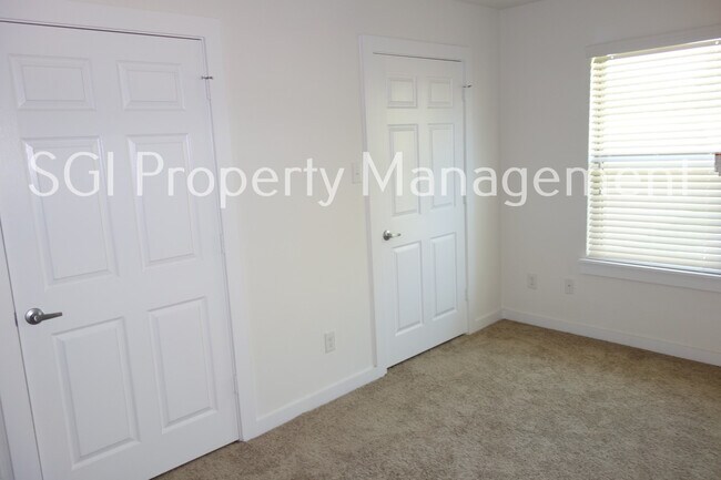 Building Photo - 931 Robineta Ln