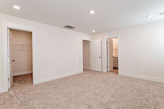 Building Photo - 3 Bedroom 2.5 Townhome Off of Butler Rd!