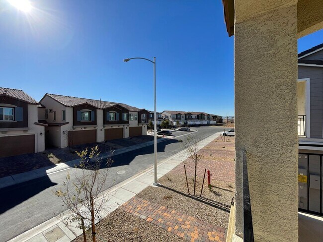Building Photo - GATED 2 BED 2.5 BATH 2 CAR GARAGE 2 FLOOR TOWNHOUSE IN HENDERSON