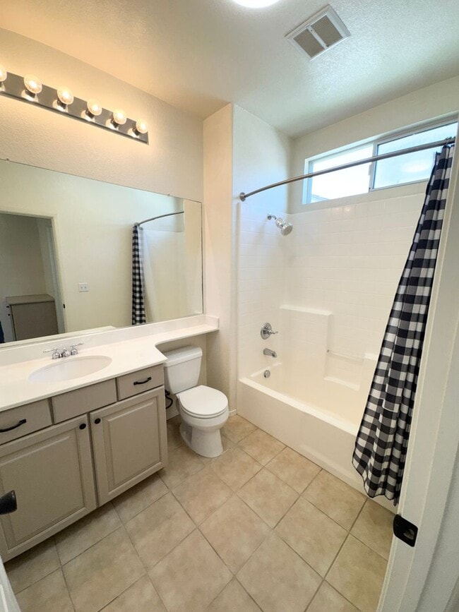 Building Photo - THREE BEDROOM TWO AND A HALF BATH POOL USE SEE VIDEO