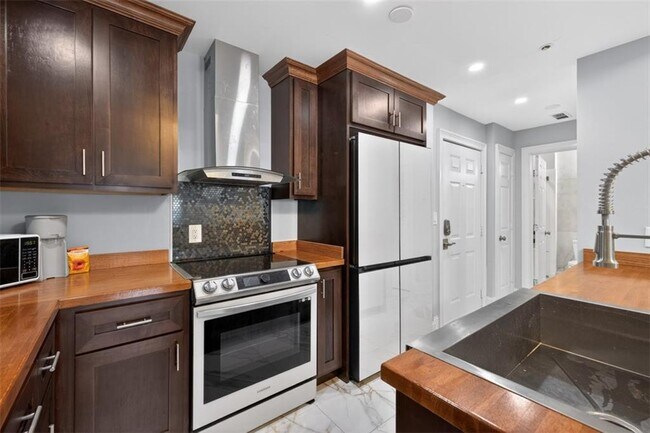 Building Photo - 1074 Peachtree Walk NE