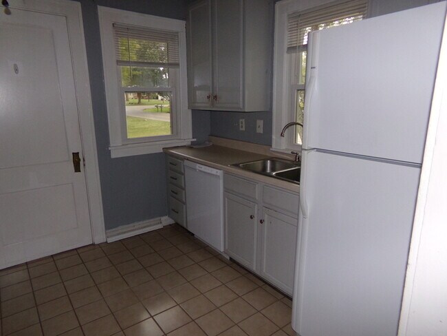 Building Photo - Corner Lot Cape Cod!