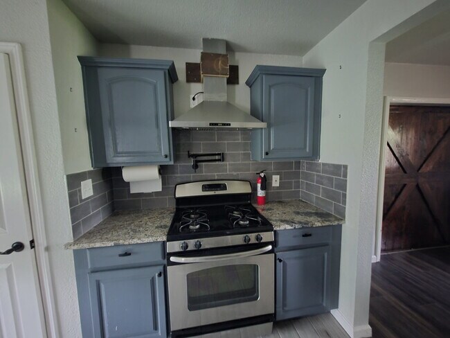 Building Photo - 3 bed/2 bath in Kirby
