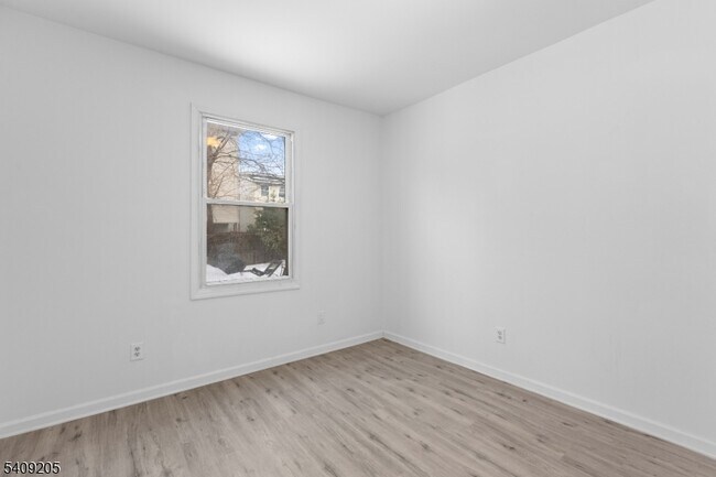 Building Photo - 223 Pine St