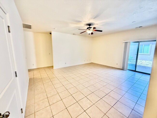 Building Photo - Spacious & Sunny Home in Quiet Hurricane N...