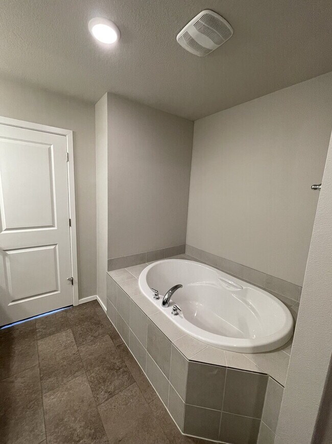Building Photo - 3 Bedroom / 2.5 Bathroom Townhome - Near Bethany & PCC **1/2 Off Third Month's Rent**