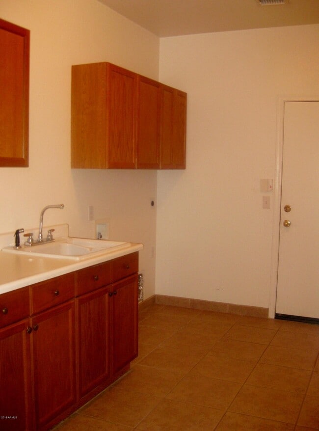 Building Photo - 1042 E Canyon Way
