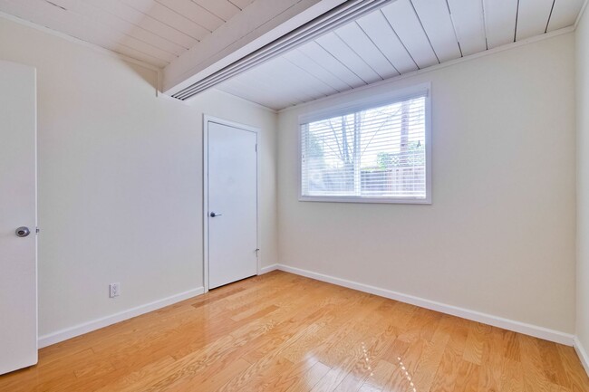 Building Photo - Mountain View Home l Spacious Open Layout ...