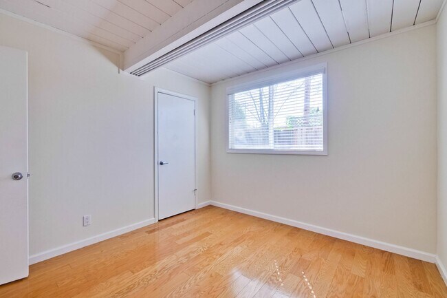 Building Photo - Mountain View Home l Spacious Open Layout Bright and Private Yard