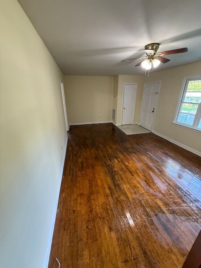 Building Photo - 3 Bedrooms, 1 Bathroom - House in West Rome!