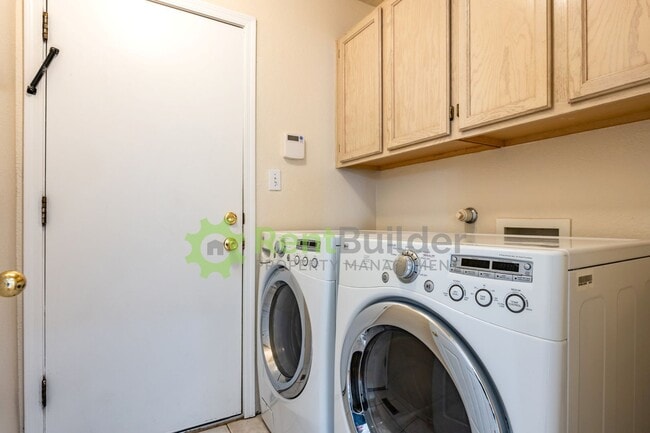 Building Photo - WOW CHECK OUT THIS AWESOME HOME IN RIVERVIEW ESTATES