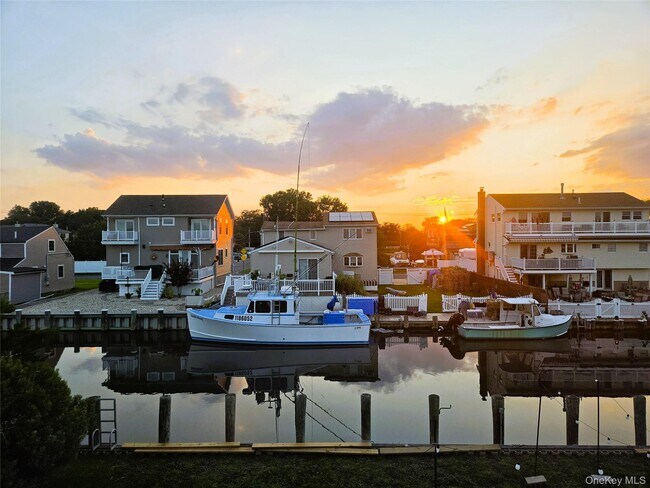 Building Photo - 2706 Peconic Ave