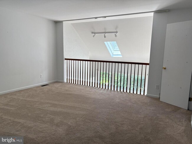 Building Photo - 125 Medinah Dr