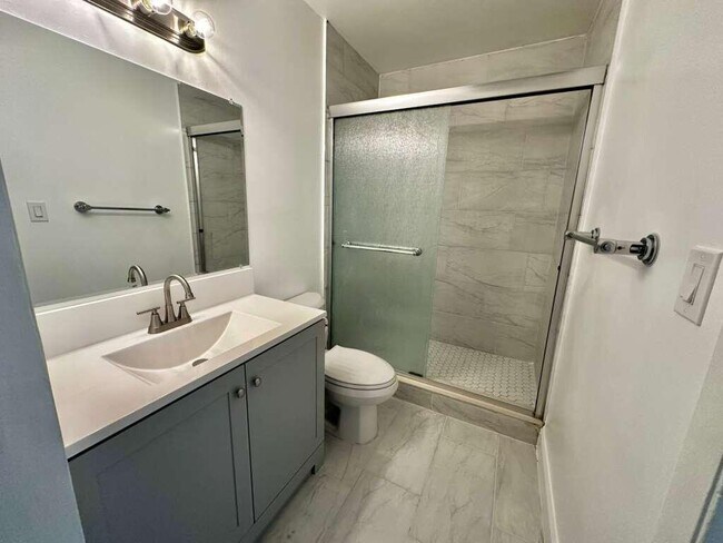 Building Photo - 1201 Lake Victoria Dr