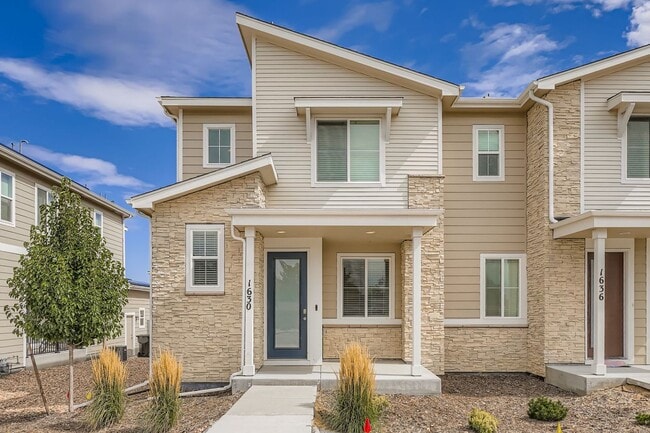 Primary Photo - Beautiful Townhome- Great location off Tow...