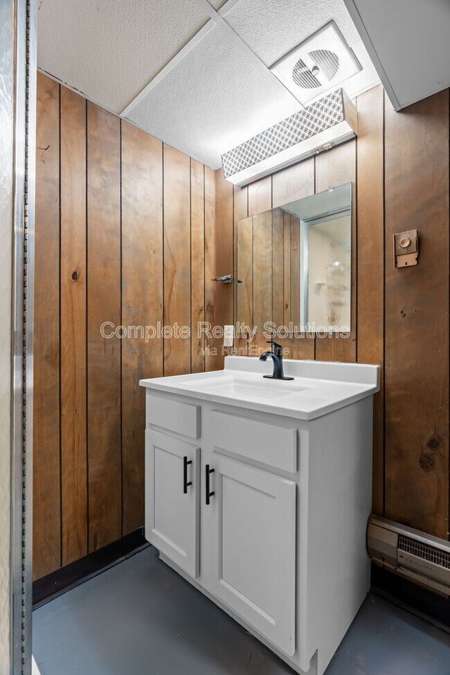 Building Photo - 560 Bardot Dr