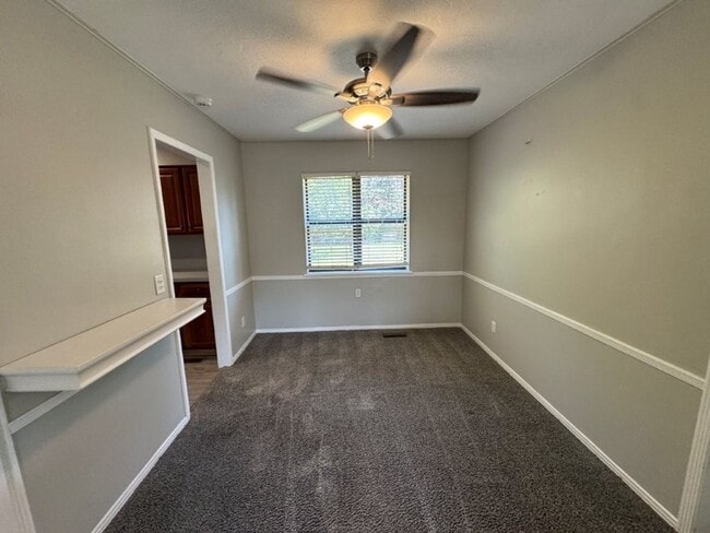 Building Photo - Spacious and fresh paint, 2 bed 1 bath wit...