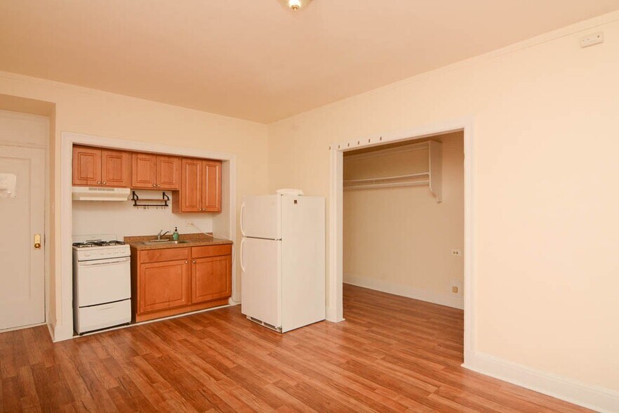 Building Photo - 3335 W Diversey Ave