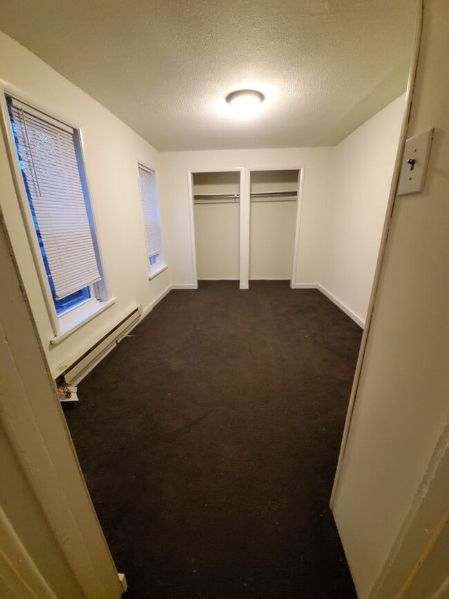 Building Photo - Spacious 3 Bedroom 1.5 Bath Brick Home