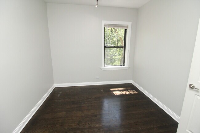 Building Photo - 1542 W Waveland Ave