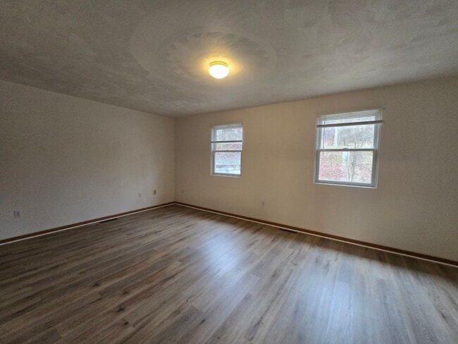 Building Photo - Large 2 Bedroom Townhouse - Burrell School District - Next to Hill Crest Country Club