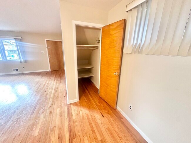Building Photo - 588 Avenue A