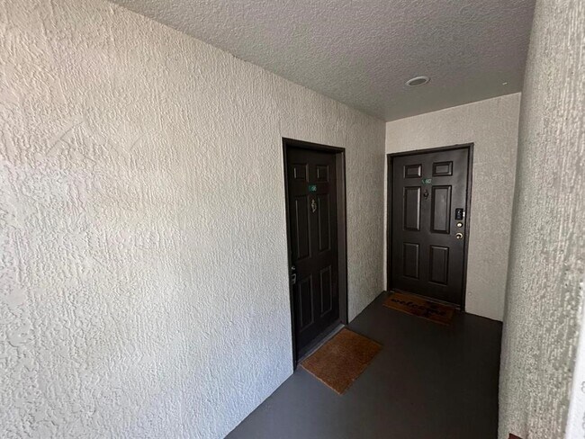 Building Photo - 13953 Fairway Island Dr