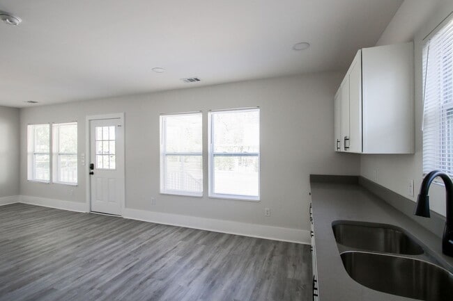 Building Photo - ?Move-In Special: $300 Off First Month if You Move by Feb 28, 2026!