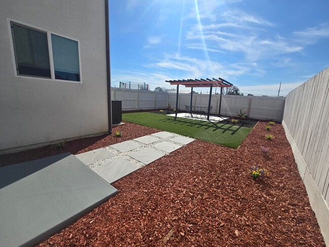 Building Photo - 3 BR 2 BA available Now