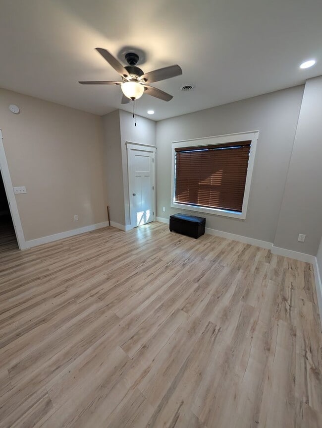 Building Photo - Beautiful home 3 minutes from ETSU!