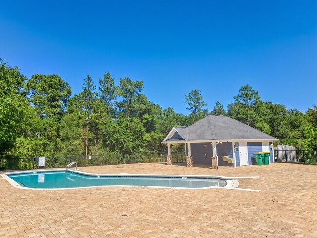 Building Photo - 5783 Dogwood Dr E