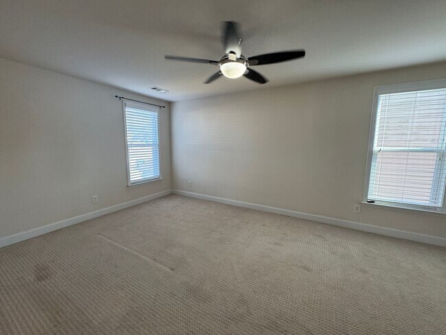 Building Photo - Your Franklin dream rental is here—4 bedrooms, a huge bonus, two en-suites, and an unbeatable loc...