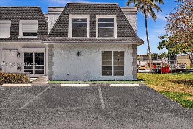 Building Photo - 825 NE 26th Ave