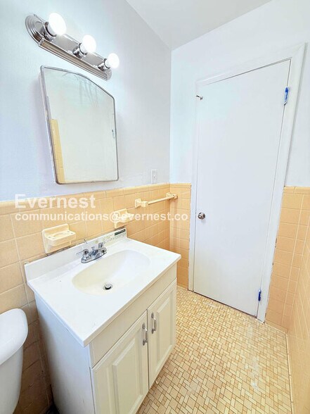 Building Photo - 15601 Schoolcraft Rd