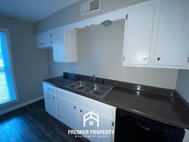 Building Photo - 3 Bedroom Home for Rent in Memphis, TN | Brick Fireplace & Fenced Backyard