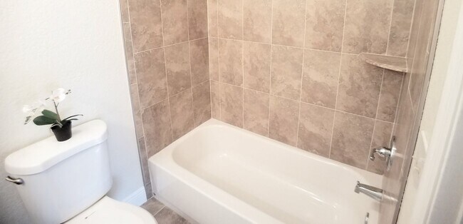 Building Photo - Gorgeous first floor 2/2 condo x Rent @  W...