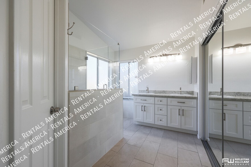 Building Photo - 2238 E Bel Air Ln