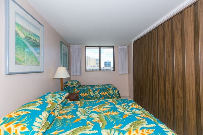 Building Photo - Royal Kuhio 1b1b1parking Fully Furnished i...